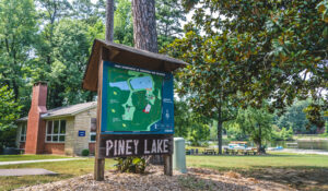 Photo of the map of Piney Lake in front of the lake