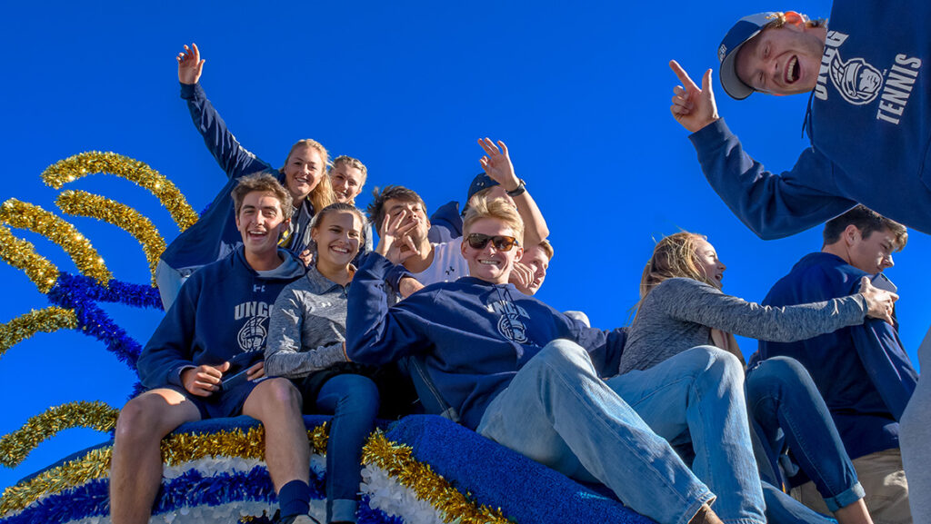 Students pose for a picture during Homecoming parade