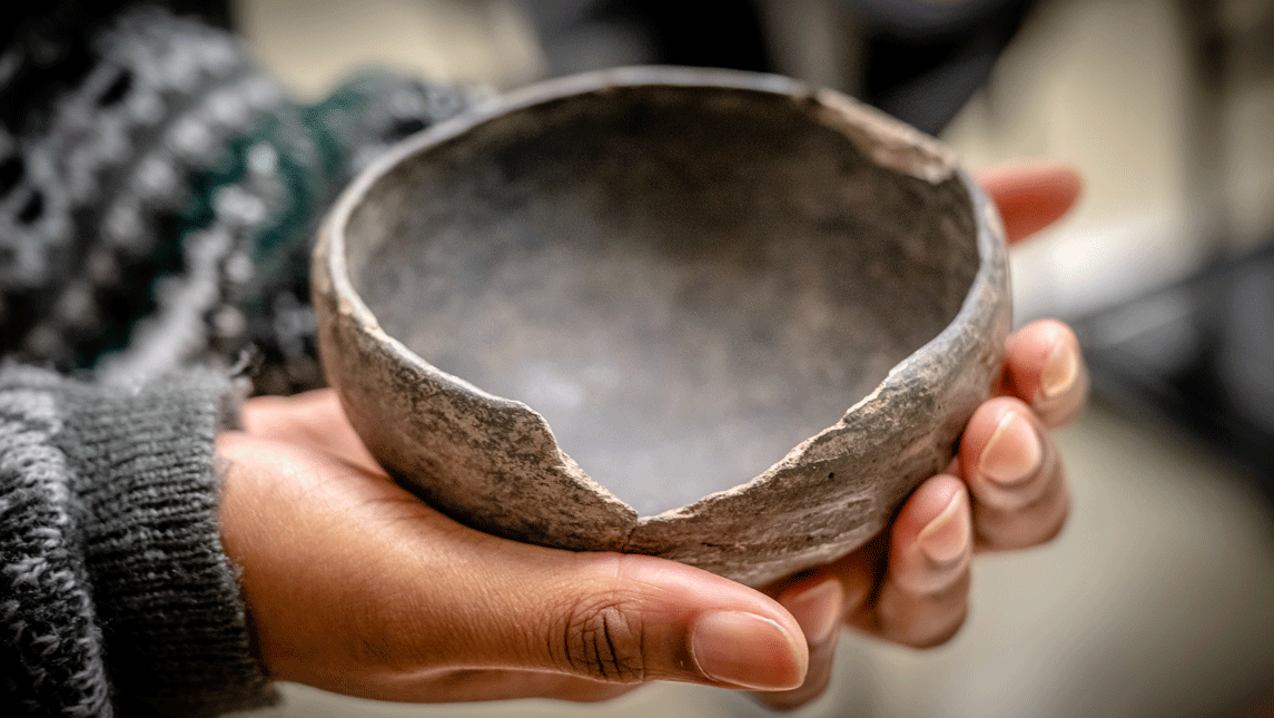 hands withh ancient pot