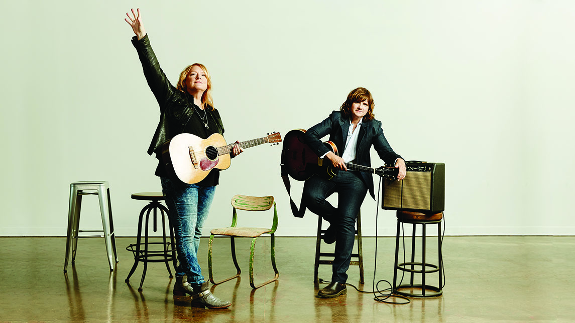 Band Indigo Girls standing with guitars