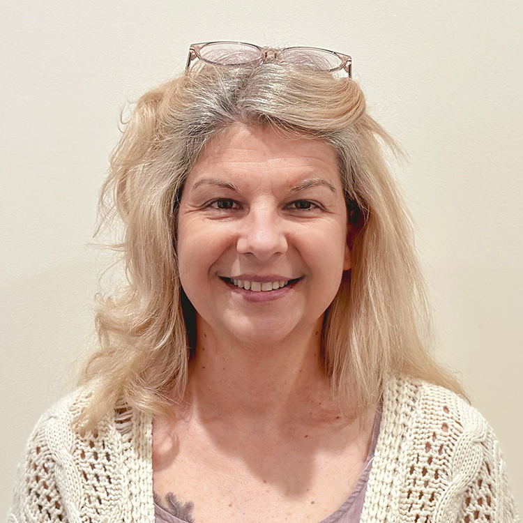 Headshot of Gwen Robbins Schug