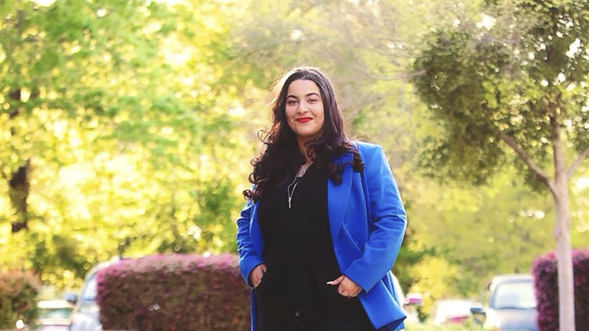 Photo of UNCG Freshman Nora Jalal with natural background