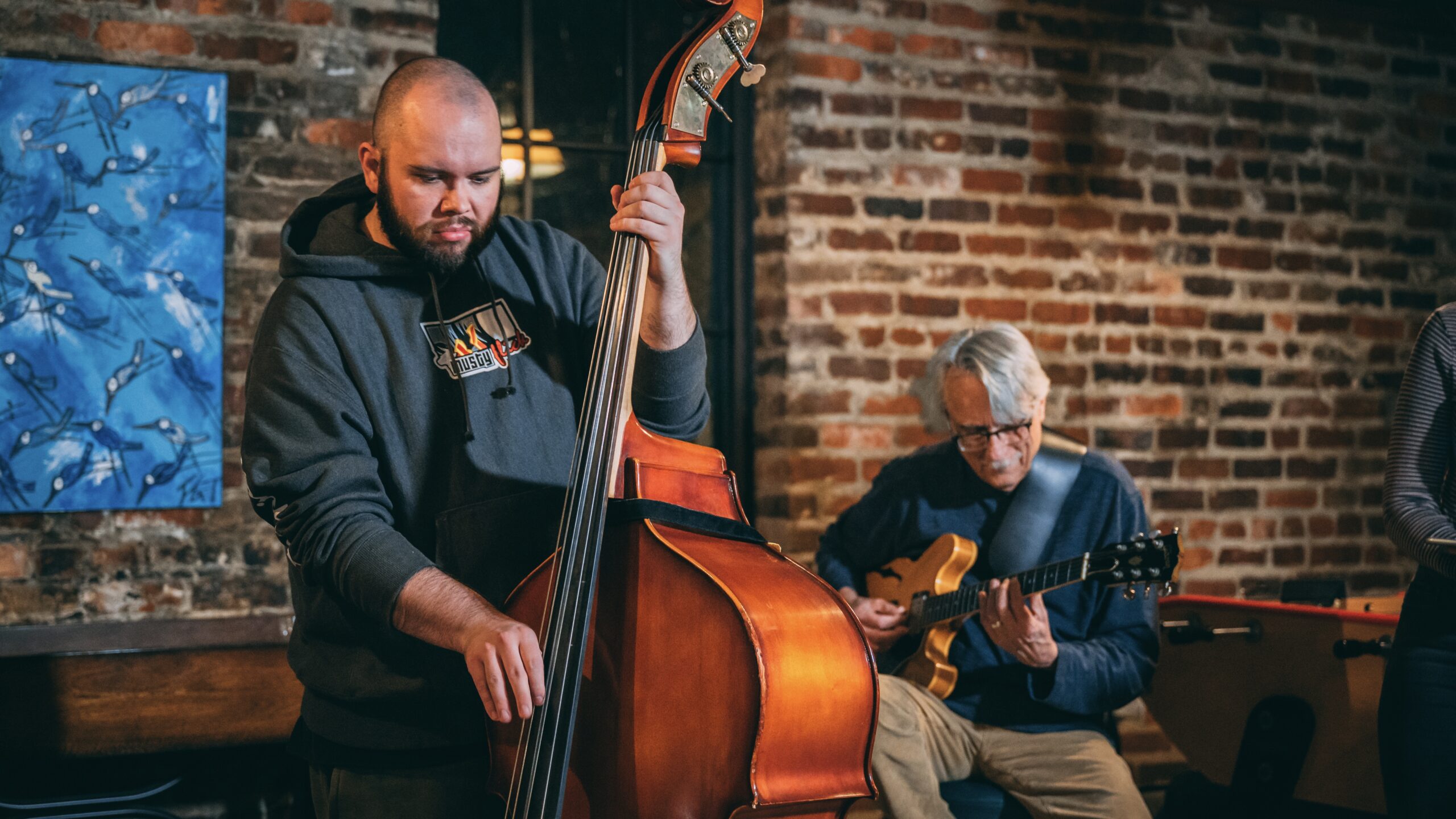 Jazz musician playing upright bass at Oden Brewery