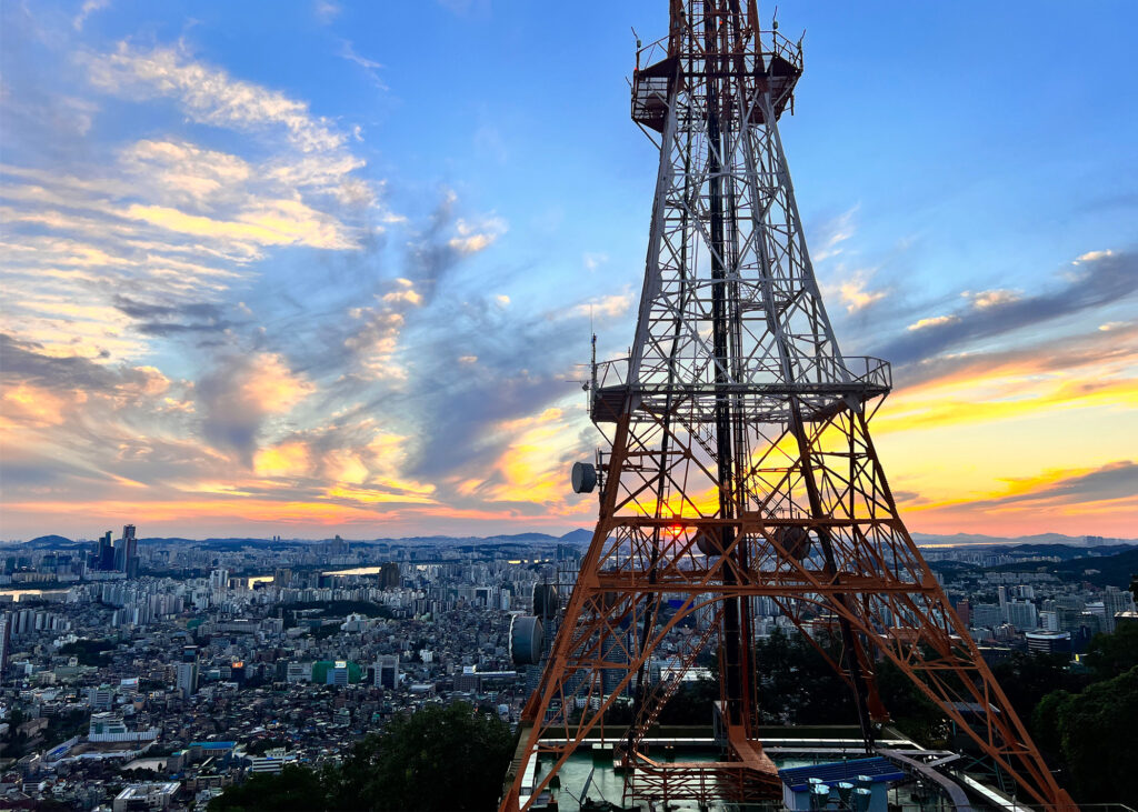 La Torre Eiffel al atardecer fue fotografiada desde el aire debajo de París.