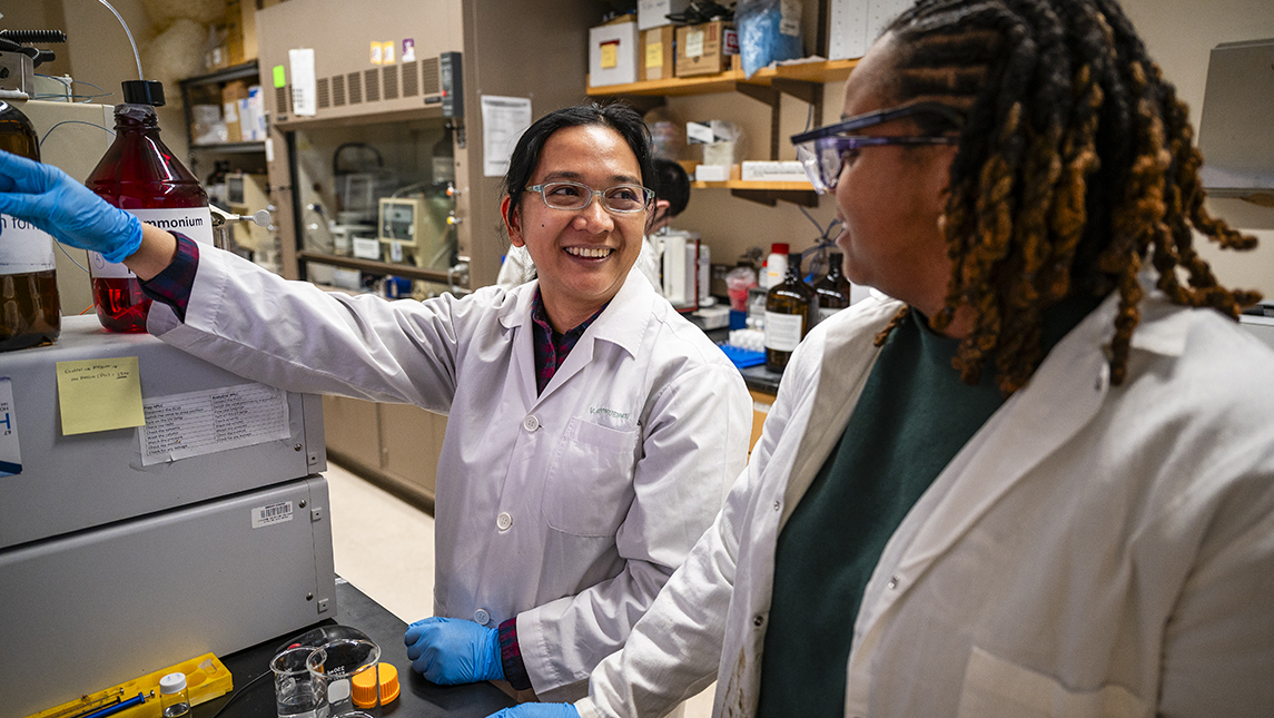 Visiting Fulbright Scholar Vanida Choomenwai works in the lab at UNCG Department of Chemistry and Biochemistry.