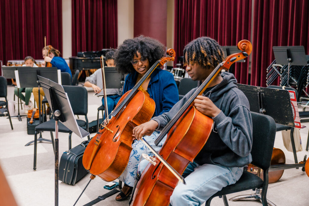 Students play the cello.