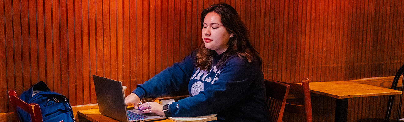 Online degree seeking student receiving assistance from online orientation