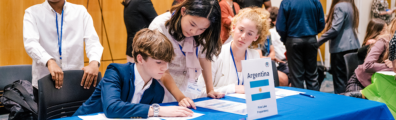 Bilingual Middle School Students visit and engage with UNCG students.