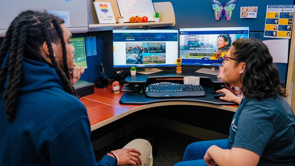 A student talks to a UNCG advisor.