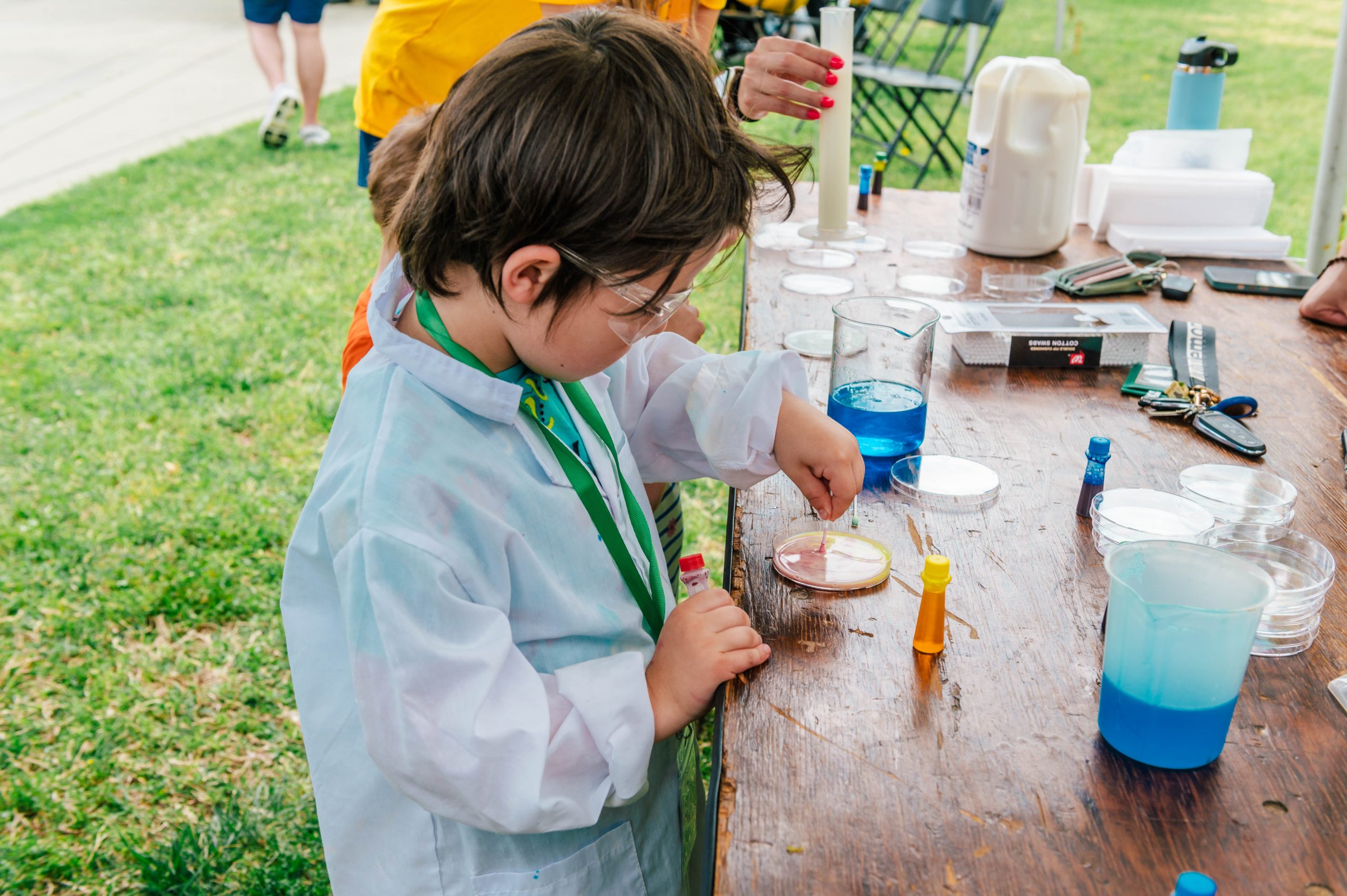 child doing an experiment during science everywhere event