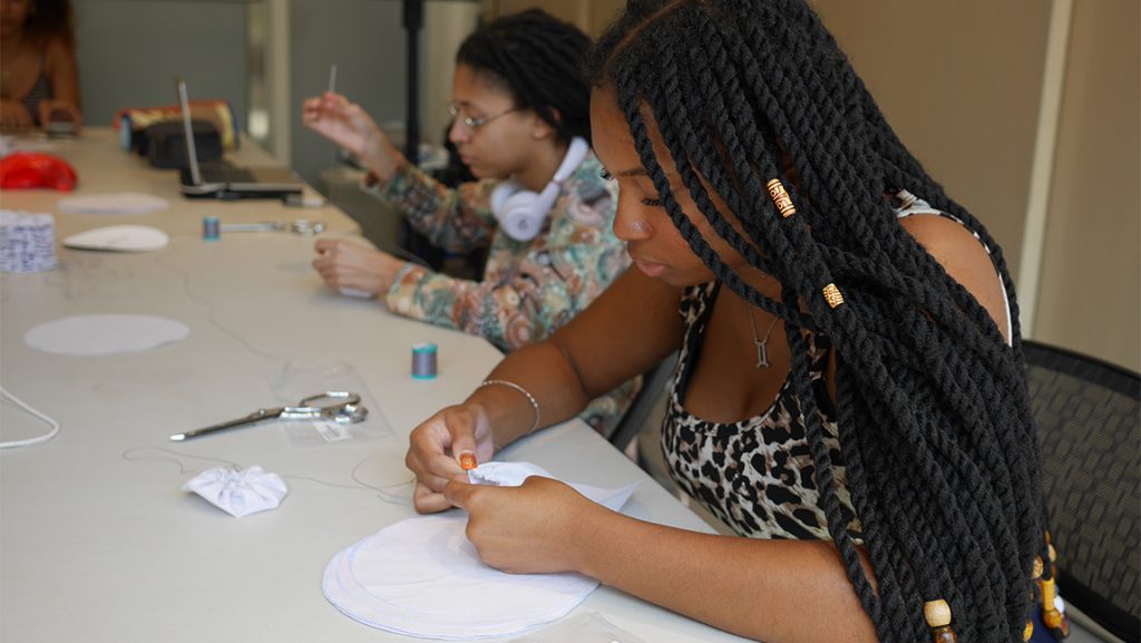 UNCG students sew yo-yos.
