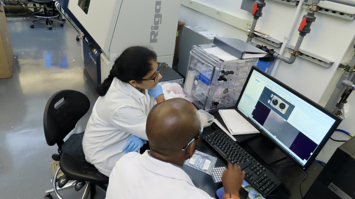 JSNN JSIRT's Dr. Shobha works with a student in lab.